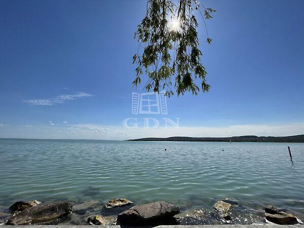 Külön bejáratú, kétgenerációs!, Balatonfűzfő képe